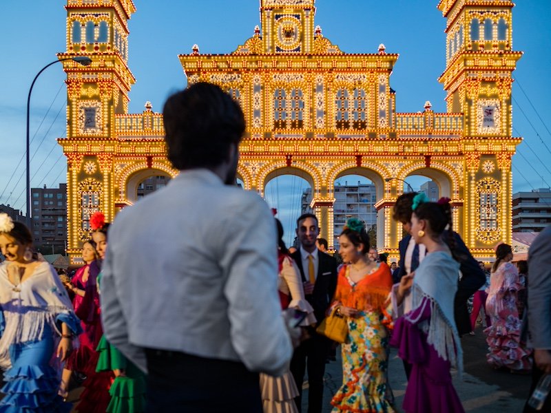 Prachtig verlichte toegangspoort tot feestterrein van Feria de Abril in Sevilla