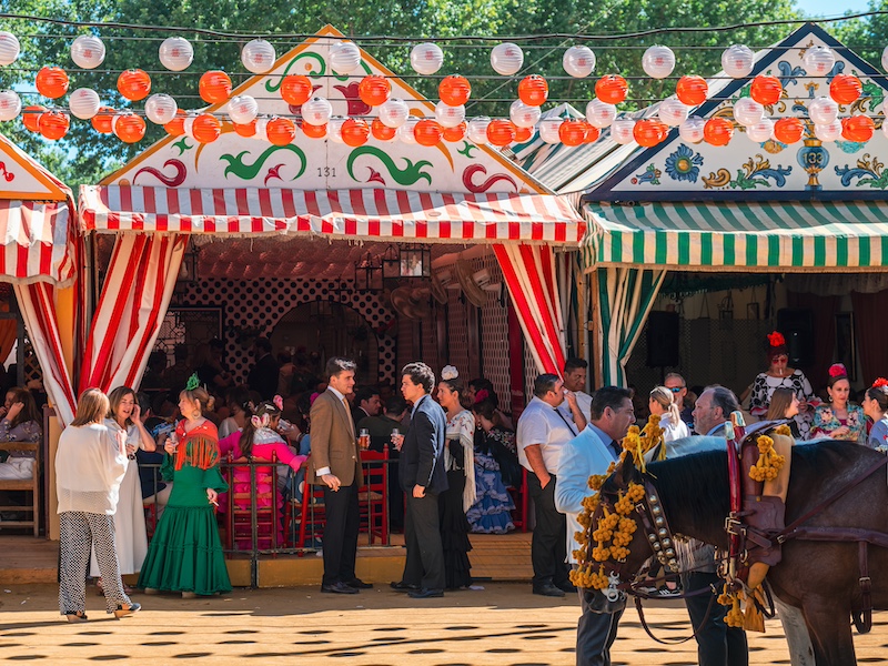 s' Avonds worden er in de casetas (=paviljoenen) ook Sevillanas gedanst