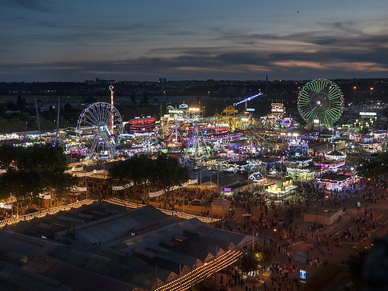 Gigantische kermis op feestterrein in Sevilla van Feria de Abril