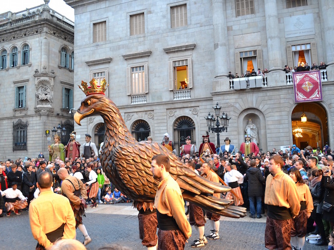 Dans met de adelaar tijdens de Santa Eulalia feesten in Barcelona (Catalonië)