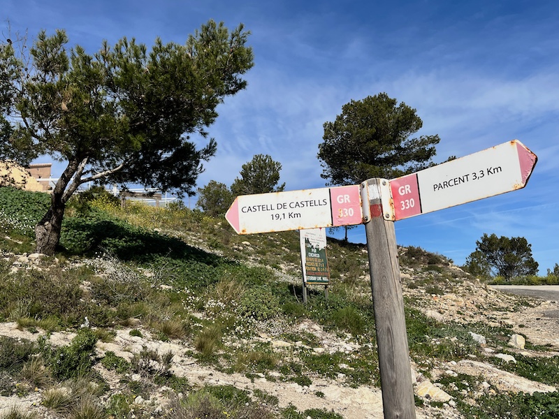 GR330 wandelroute door binnenland Costa Blanca (bord op punt tussen Jalón vallei en Tárbena vallei)