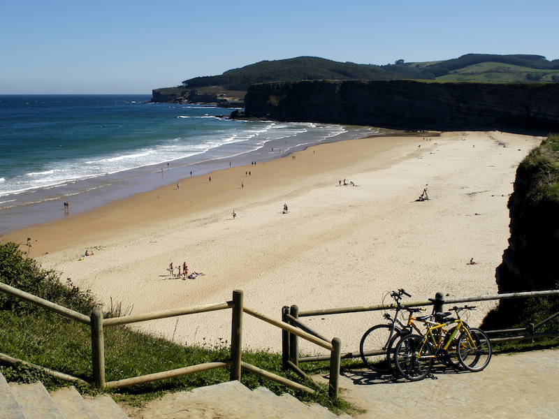 Het Playa de Langre strand aan de Costa de Cantabria in Cantabrië (Noord-Spanje)