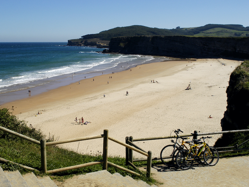 Baai met beschut strand aan de ruige kust van Noord-Spanje (Foto; Cantur)