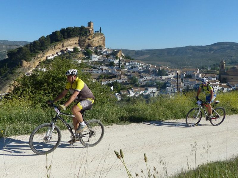 Fietsen in de omgeving van het pittoreske witte bergdorp Montefrío (Granada)
