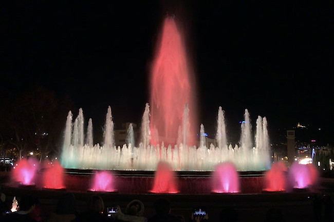 Fonteinshow aan de voet van de Montjuïc in Barcelona