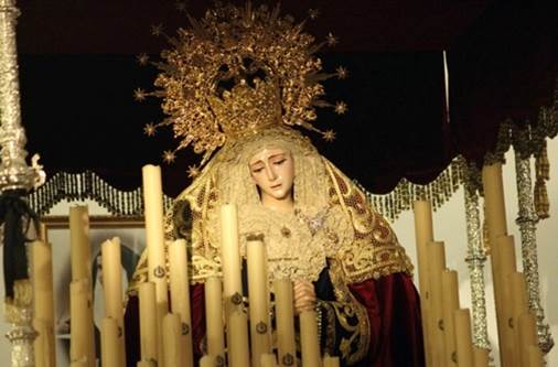 Een Mariabeeld onder een baldakijn tijdens een paasprocessie in Carmona (Caminos de Pasion gebied, Andalusië)