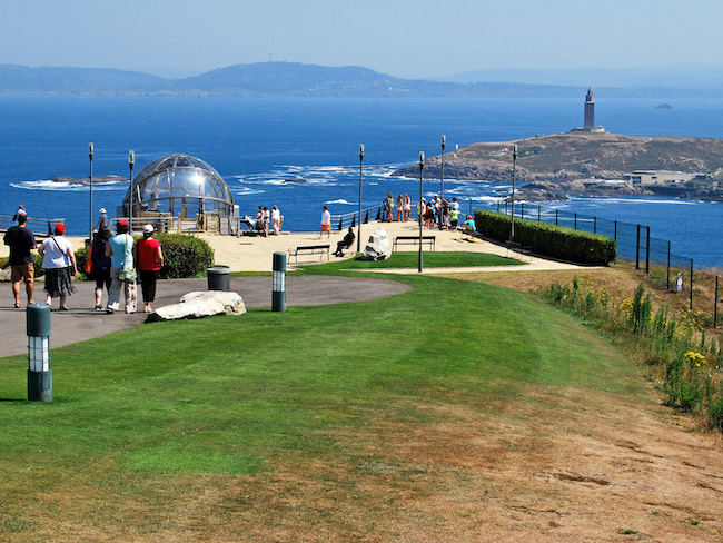 Uitzichtpunt Monte de San Pedro met op achtergrond Torre de Hercules (A Coruña)