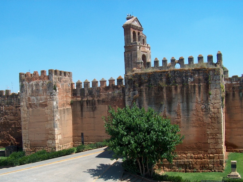 Ommuurde stad Niebla aan de Río Tinto rivier (Huelva, Andalusië)
