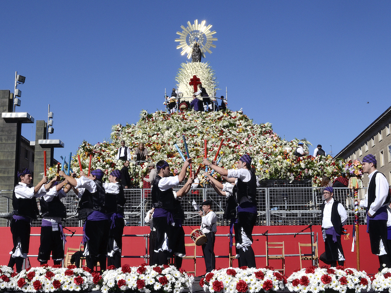 Ofrenda de Flores tijdens Fiestas del Pilar in Zaragoza (Aragón) - Foto: Turismo Zaragoza