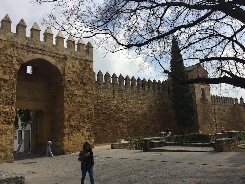 Puerta de Almodovar - de belangrijkste toegangspoort tot de Joodse wijk in Córdoba