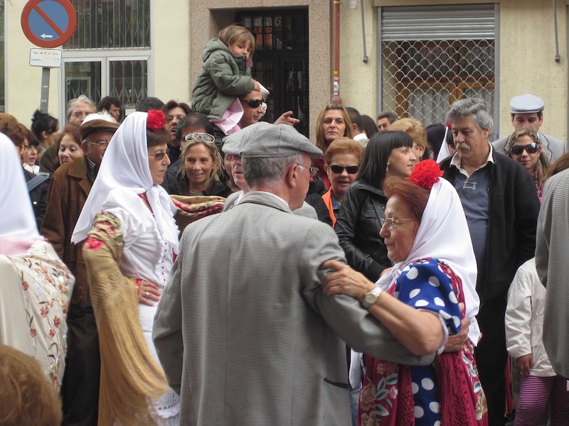 Op veel plekken in Madrid wordt er vrolijk gedanst tijdens het San Isidro feest