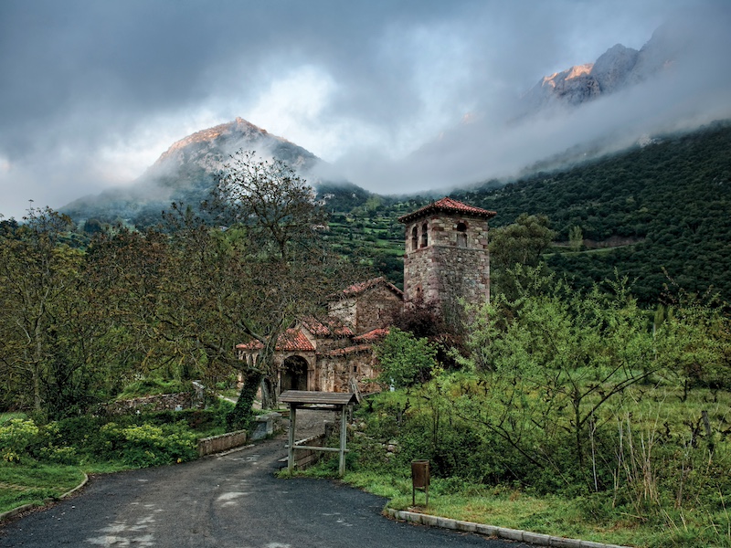Santa Maria de Lebeña kerk (Liébana - Foto: Cantur)