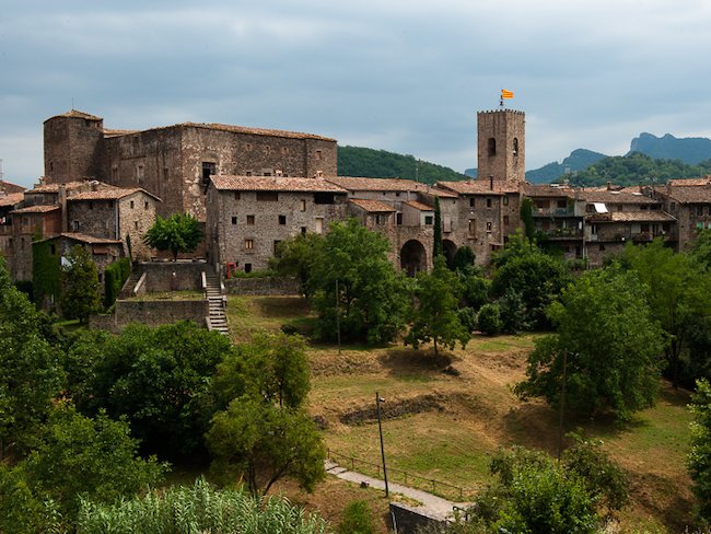 Middeleeuwse plaats Santa Pau in vulkaangebied La Garrotxa