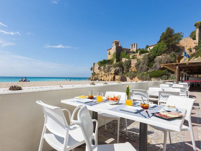 Het strand bij Tamarit Beach Resort aan de Costa Dorada (Catalonië)