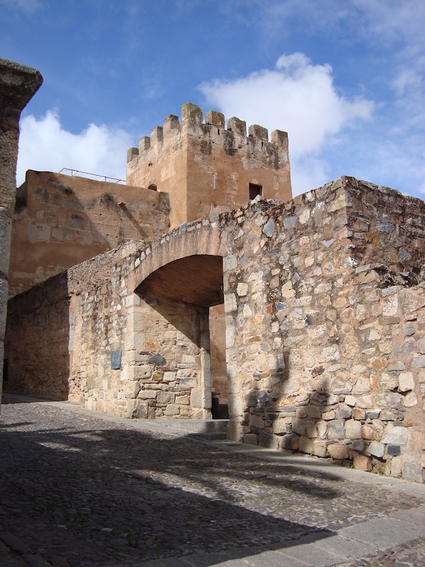 Arabische Bujaco toren in Middeleeuwse plaats Cáceres