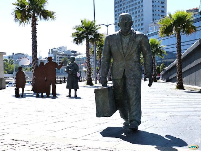 Standbeeld van een emigrant in de haven van Vigo (Noord Spanje)