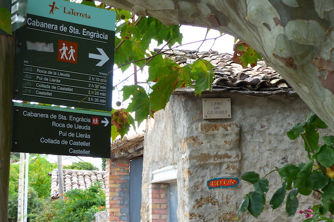 Aangegeven wandelroutes vanaf fontein in Santa Engràcia
