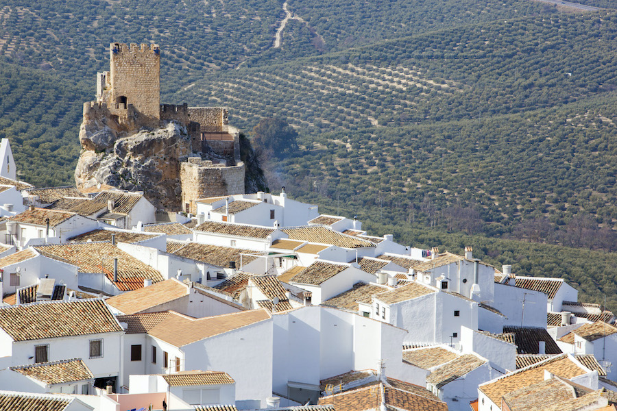 Wit bergdorp Zuheros in Córdoba (Andalusië)