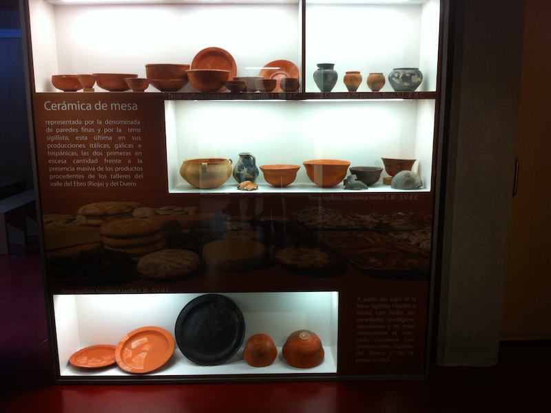 In het informatiecentrum kun je o.a. aardewerk zien dat in Clunia gevonden is