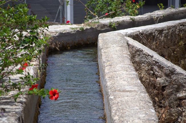 Het Moorse watersysteem in en buiten het witte dorp Velez de Benaudalla in de provincie Granada (Andalusië, Spanje)