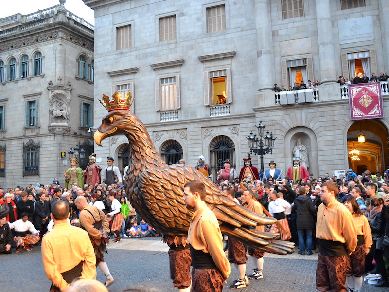 De dans met de Adelaar op de Plaça de Sant Jaume in Barcelona