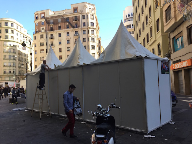 Afbreken churros tent na afloop van Fallas feest in Valencia