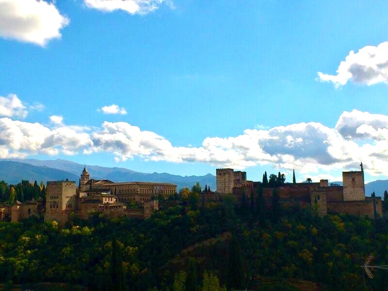 Het Alhambra gezien vanaf de Albaicín wijk in Granada (Andalusië, Zuid-Spanje)