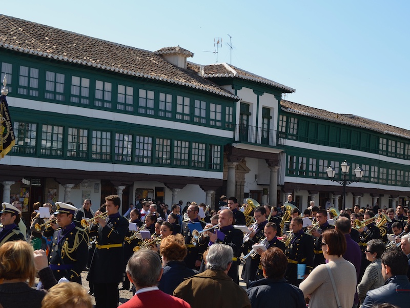 Plaza Mayor van Almagro met houten wit-groene zuilengalerij