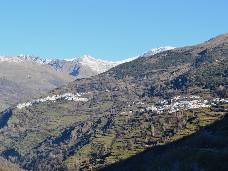 De witte bergdorpen Capileira en Pampaneira in berggebied Las Alpujarras (Granada, Andalusië)