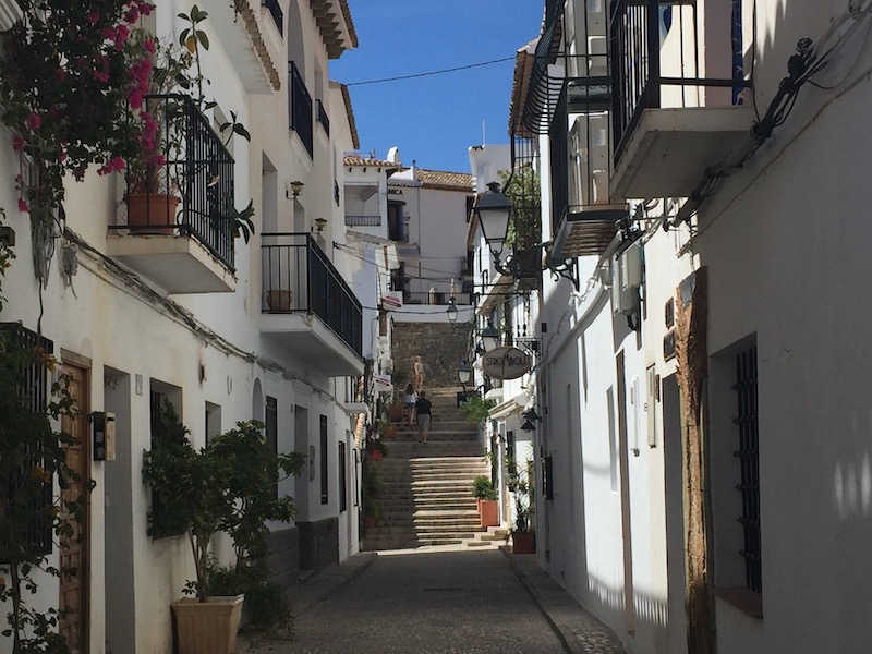 Typisch straatje in Altea poble antic (Costa Blanca)