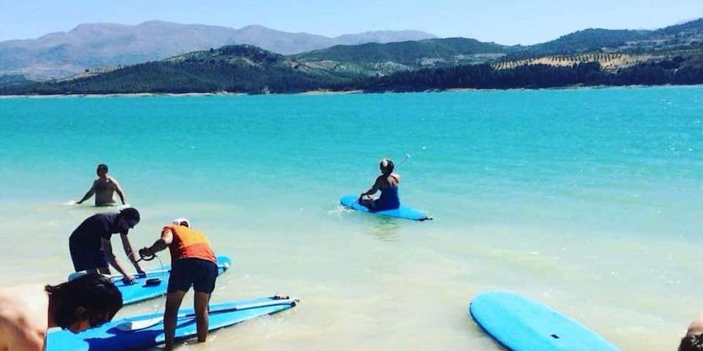 Suppen op het Bermejales meer in de provincie Granada (Andalusië)