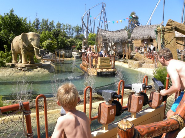 Anderen nat spuiten in de Angkor attractie van Port Aventura