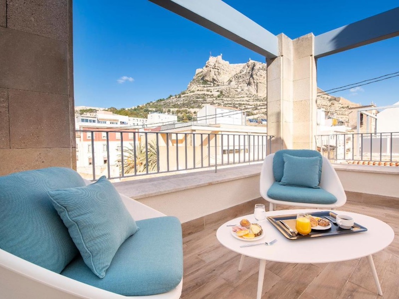 Uitzicht op kasteel vanuit aparthotel Odyssey Rooms Alicante