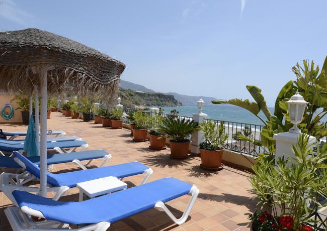 appartementen-burriana-playa-nerja-costa-del-sol-zuid-spanje-bookingcom.jpg