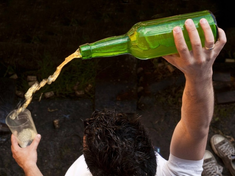 Je moet goed mikken om de appelcider in het glas te krijgen...