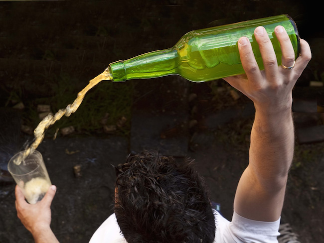 Je moet goed mikken om de appelcider in het glas te krijgen...