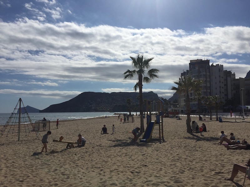 Het grote, zachte zandstrand van Calpe aan de Costa Blanca