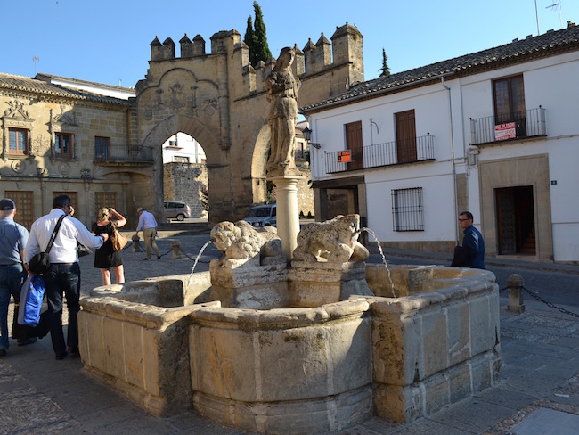 Standbeeld voor echtgenote Hannibal op Plaza de los Leones in Baeza (Andalusië)