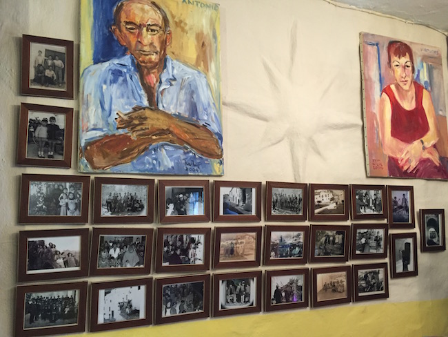 Een portret van Antonio en Virtudes en oude foto's van het gehucht hangen op in het kleine restaurant van El Acebuchal.
