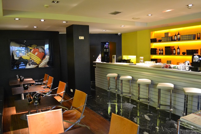 Bar voor gasten met non-stop gratis non-alkoholische dranken in Design Hotel Miro Bilbao