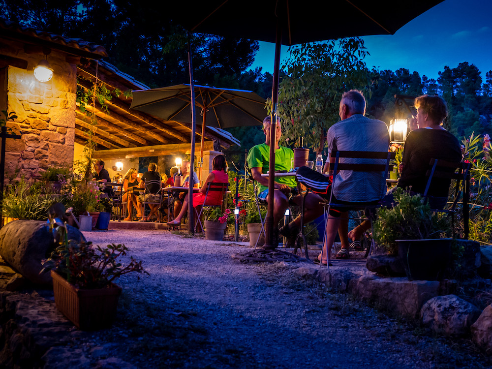 Het gezellige terras van camping La Fresneda