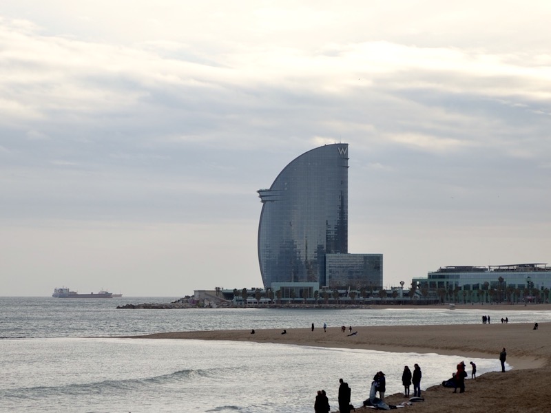 Het Bareloneta strand in Barcelona met uitzicht op het W-hotel