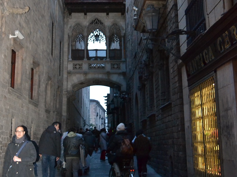 Dwalen door de smalle straten van de Gothische wijk in Barcelona