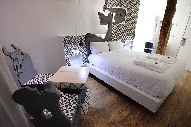 Txakoli slaapkamer in Basque Boutique hotel Bilbao, met stoelen van oude wijnvaten