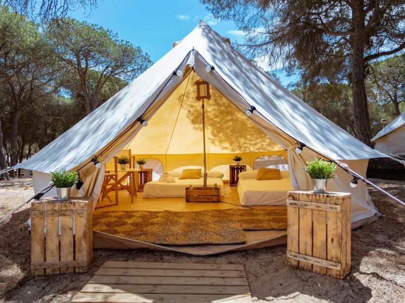 Comfortabele glampingtent van glamping Kampaoh Las Arenas in Cantabrië