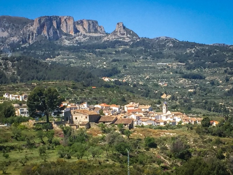 Uitzicht op het dorp Benimantell en de vallei vanuit Guadalest