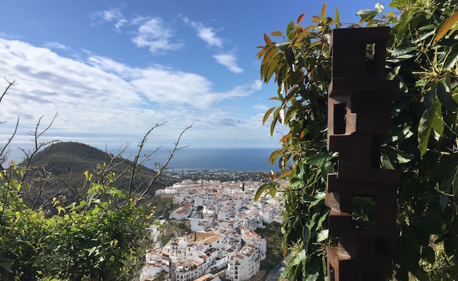 Het witte bergdorp Frigiliana in Andalusië