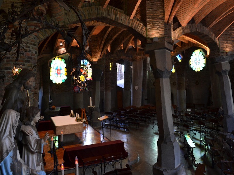 Binnenkant van crypte van Gaudí in Colònia Güell | Foto: Spanjevoorjou