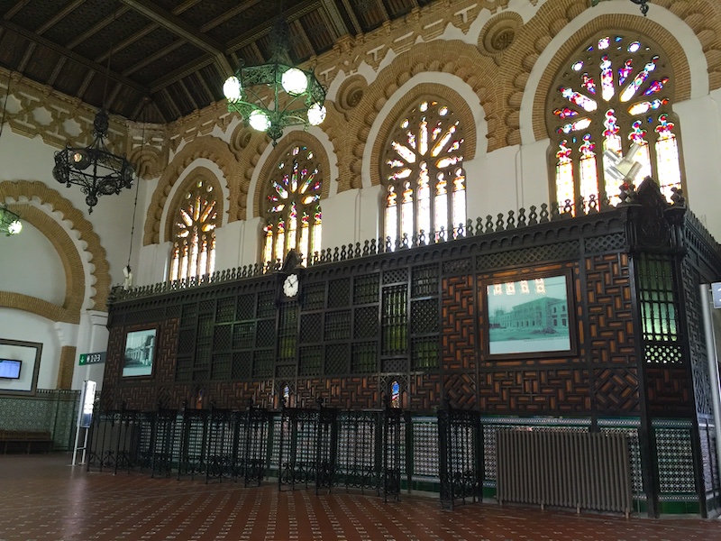 Binnenkant van mudéjar treinstation in Toledo