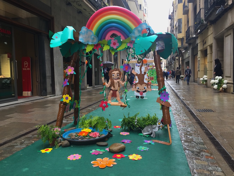 Versierde schommel in carrer Nou tijdens Girona Temps de Flors 2019
